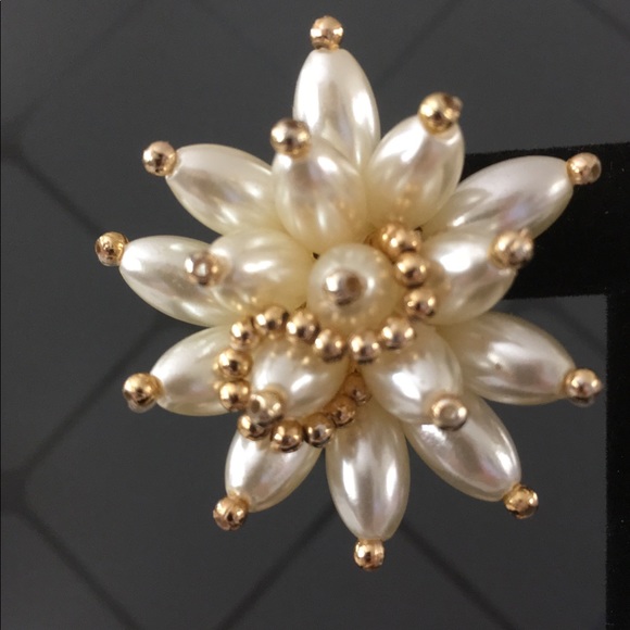 Vintage Pearl and Gold Starburst Clip-On Earrings - Picture 3 of 4